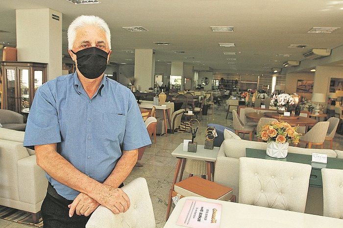 Ademir Fassarella trabalha há 37 anos no ramo comercial e não quer saber de parar: “Não sei ficar parado” (Foto: Kadidja Fernandes/AT)