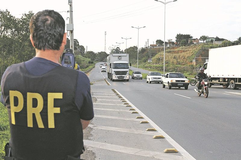 Agente da Polícia Rodoviária Federal monitora velocidade de veículos: concurso deve ser autorizado pelo governo (Foto: Arquivo/AT)