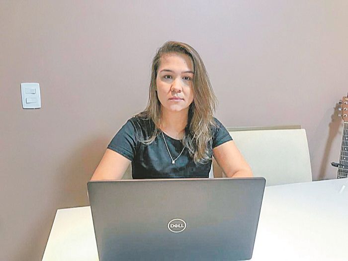 Amanda sempre comprou online, mas teve problemas durante pandemia, com transação cancelada e roupa furada (Foto: Acervo pessoal)