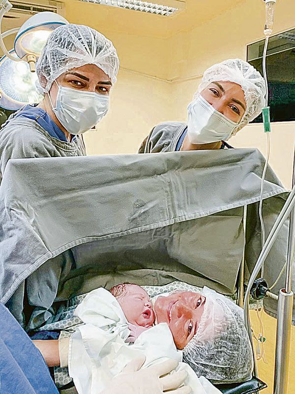 Ana e Lorena com Júlia e o bebê (Foto: Divulgação)