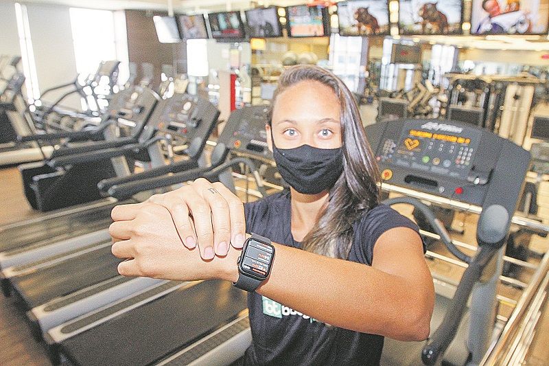 Personal trainer Thiara Pires: relógio ajuda a monitorar coração de alunos (Foto: Beto Morais/ AT)