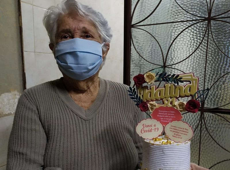 Se recupernado em casa, a idosa recebeu nesta terça-feira (04) um culto organizado por pessoas da igreja que frenquenta, a Igreja Batista Comunhão e Graça do bairro Santos Dumont, também em Vila Velha (Foto: Acervo Pessoal)