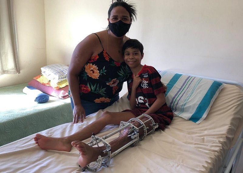 Pedro Almeida Ramos, de apenas 8 anos, precisa arrecadar R$ 100 mil para fazer uma cirurgia no joelho esquerdo (Foto: Ygor Amorim)