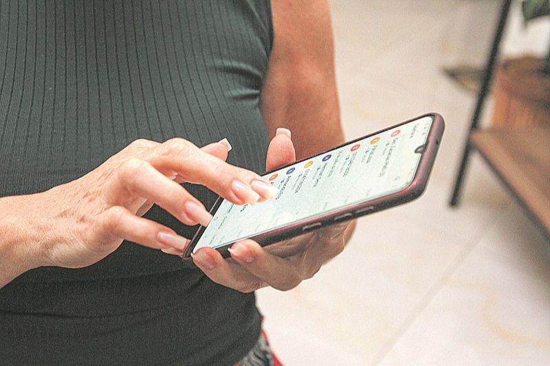 Uma economista aposentada, de 54 anos, contou que vem sofrendo assédio por parte dos bancos: “No dia 16 de junho deste ano, recebi 32 ligações de bancos oferecendo consignado. Tem dias que são 16 chamadas outros 20, 26, 22". (Foto: Kadidja Fernandes/AT)
