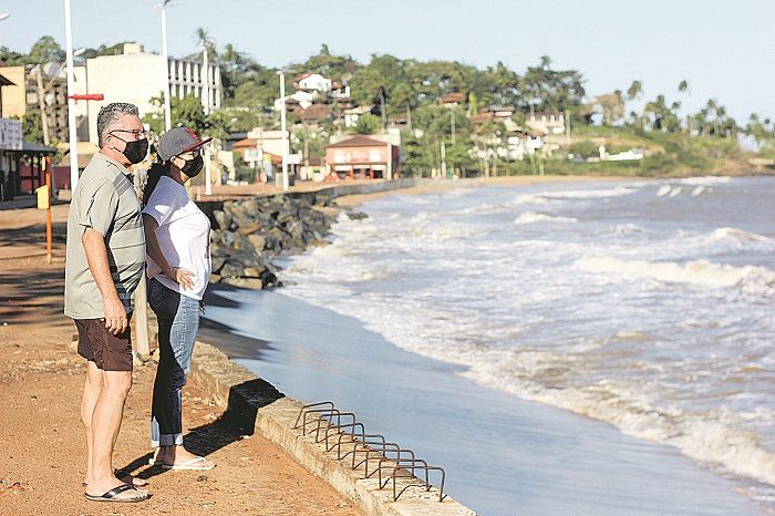 Casal de aposentados e moradores do balneário Elinete Bourguignon, 58 anos, e Sérgio Bertolani, 56 (Foto: Roberta Bourguignon)