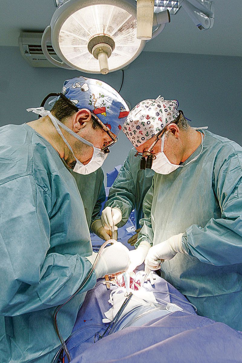 Médicos durante cirurgia: perfuração uterina é um dos riscos da curetagem (Foto: Arquivo / AT)