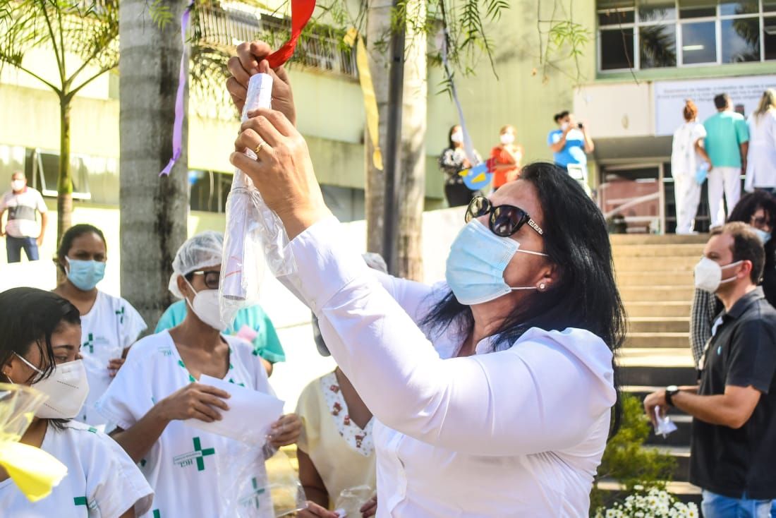 Mensagens foram colocadas em árvore (Foto: Secom Prefeitura de Linhares)