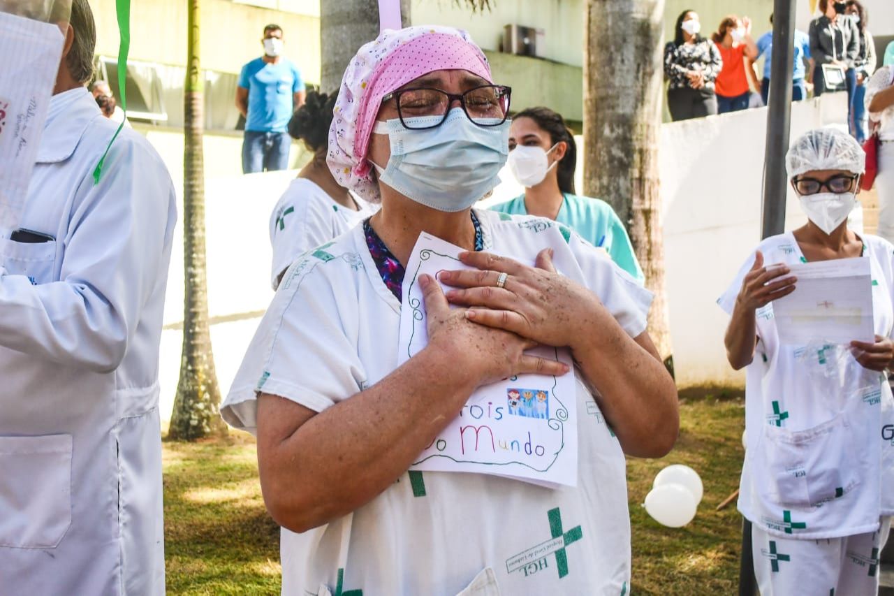 Servidora do HGL se emociona com carta (Foto: Secom Prefeitura de Linhares)