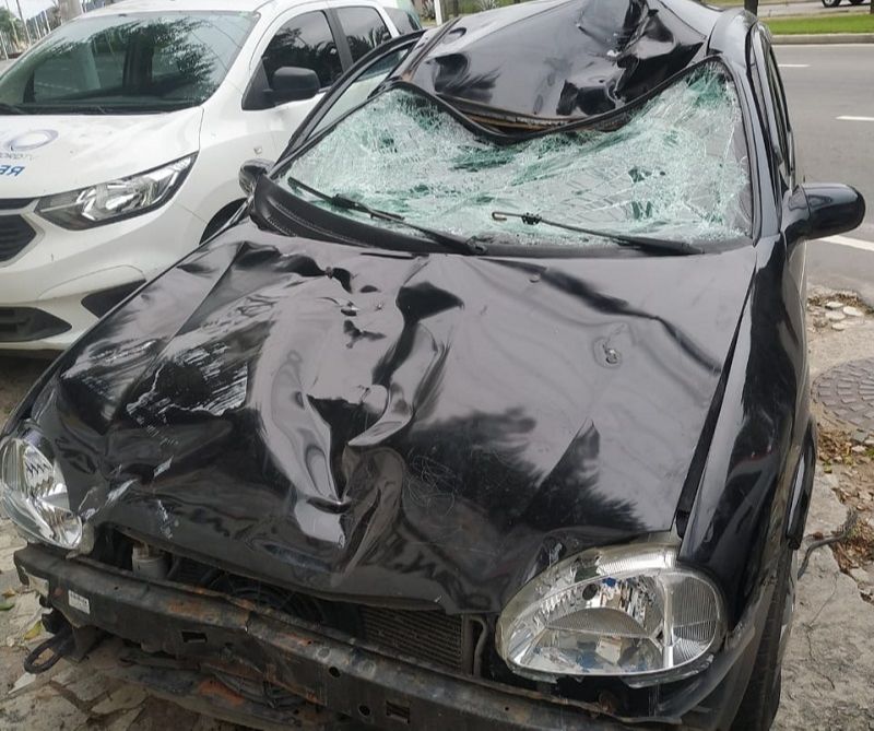 Corsa ficou com destruído após o acidente na BR-101. (Foto: Kananda Natielly)