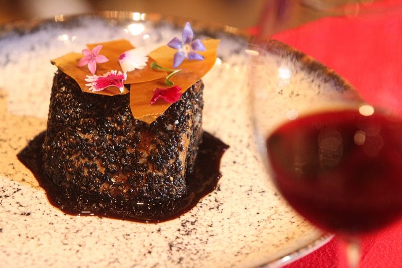 Atum em crosta de sesámo preto, com molho teriakie tuille de caramelo (Foto: Beto Morais/AT)