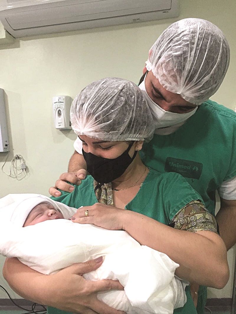 Marcos e Karlla com o filho Arthur, que nasceu no Dia dos Pais (Foto: Unimed Sul Capixaba/Divulgação)
