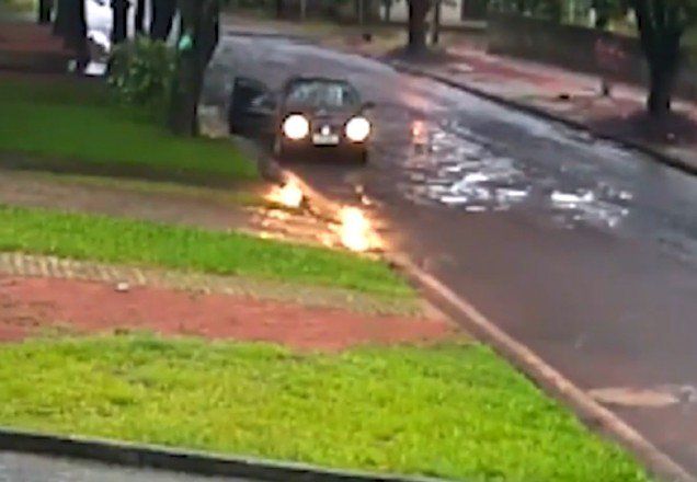 Câmeras de segurança flagraram o momento em que um carro para e a caixa é deixada (Foto: Reprodução / SBT)
