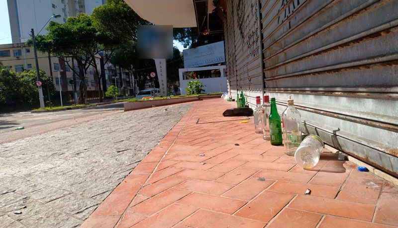 Diversas garrafas de bebidas alcoólicas foram encontradas no posto de combustíveis (Foto: Kananda Natiely)