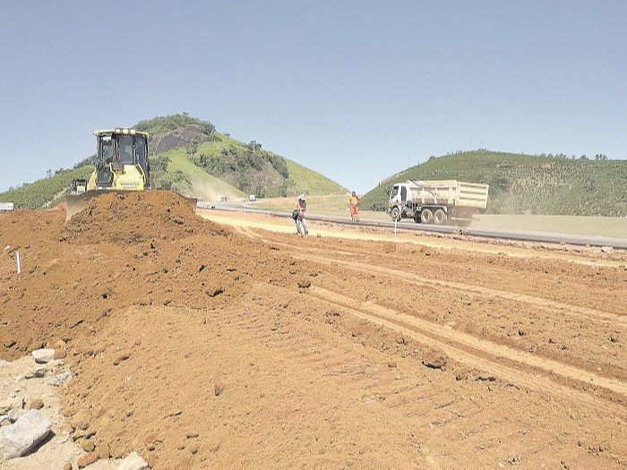 Obra em rodovia: trabalho (Foto: Alessandro de Paula — 08/01/2019)