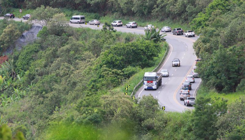 Trânsito na BR-262: primeiro trecho a ser duplicado será entre Viana e o distrito de Victor Hugo, em Marechal (Foto: Leone Iglesias / AT)