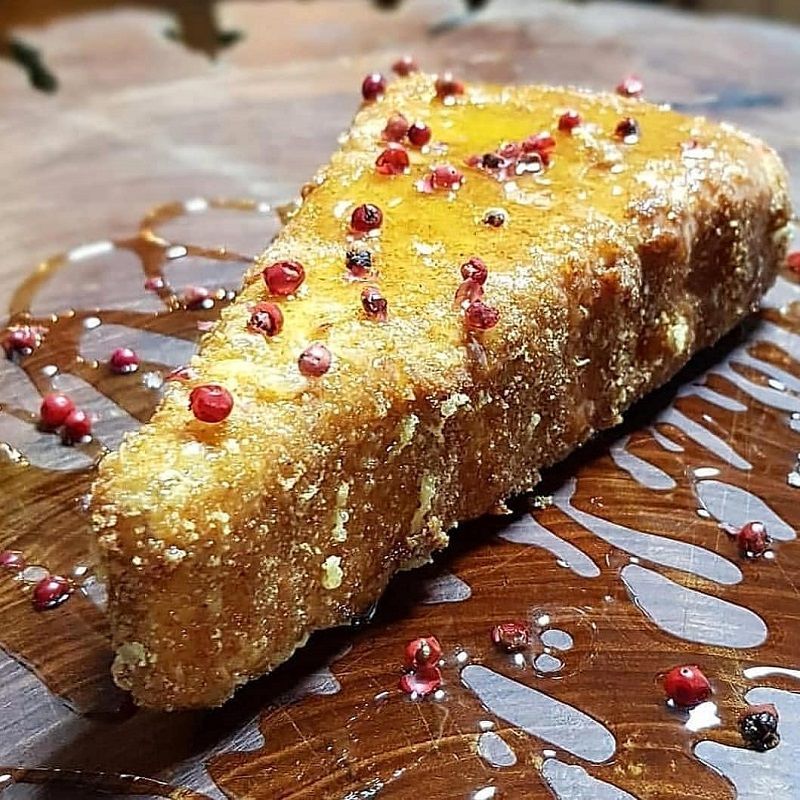 No Wine Garden Bar & Bistrô (99986-6041), na Praia do Canto, o queijo brie é empanado e servido com mel e pimenta-rosa (R$ 58,00). De terça a sábado até 22h e domingo até 16h. Entregas por iFood e Shipp. (Foto: Silvestre Tavares Gonçalves/divulgação)