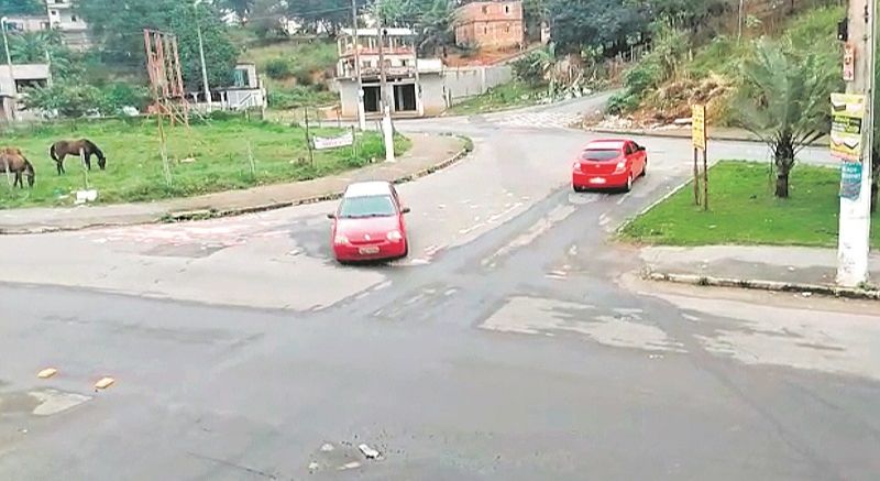 Veículo é flagrado durante retorno irregular a 50 metros da rotatória, segundo morador (Foto: Claudio Louzada)