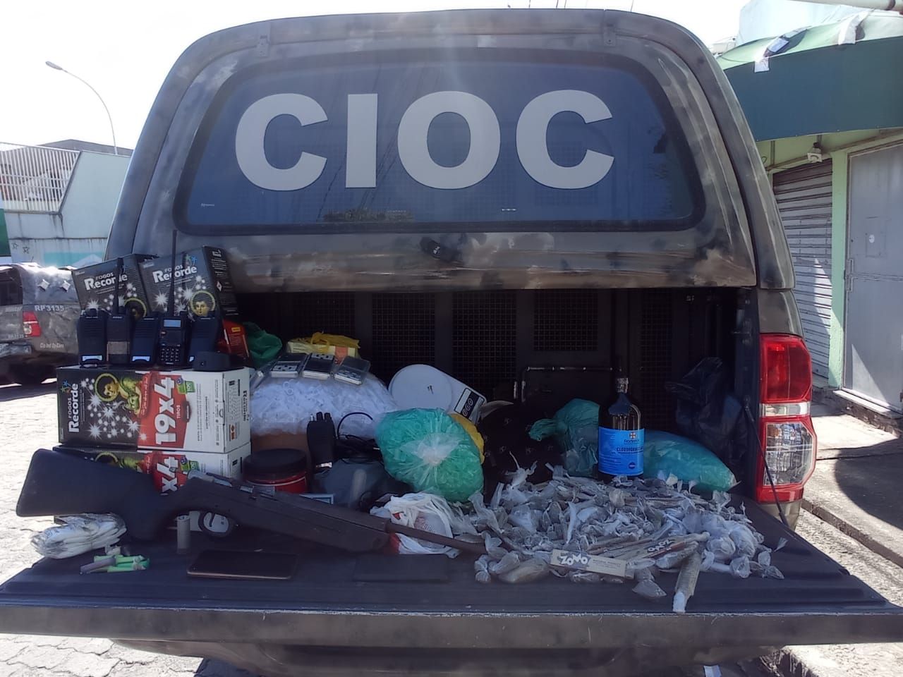 Foram apreendidas maconha, cocaína, uma espingarda, caixas de fogos de artifício, cerca de 500 reais e outros materiais (Foto: Divulgação/ PM)