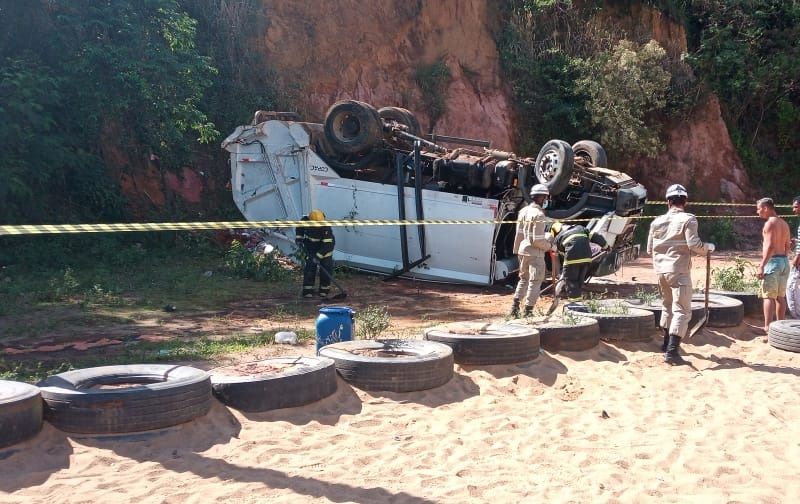 O caminhão que realiza coleta de lixo no município tombou no momento em que subia um barranco da região (Foto: Divulgação)