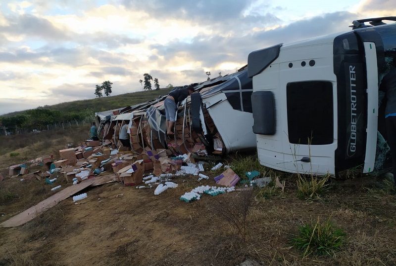 Parte da carga que estava no caminhão foi saqueada por moradores da região (Foto: Divulgação)