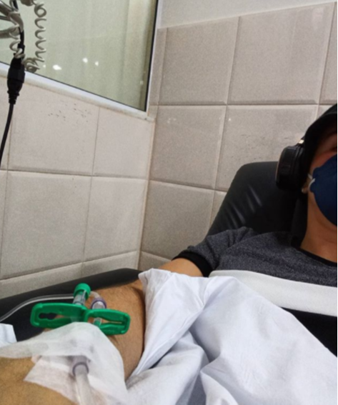 "Segunda infusão...Mais uma ou menos uma pra conta. Deus é bom o tempo todo, o tempo todo Deus é bom!!", escreveu Juliana em post no seu Instagram (Foto: Reprodução/Acervo Pessoal/Instagram)