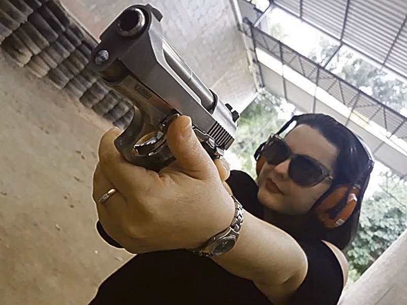 Cândida de Nadai tirou o registrou há cinco meses e, com os treinos, se sente segura para manusear a arma (Foto: Acervo Pessoal)