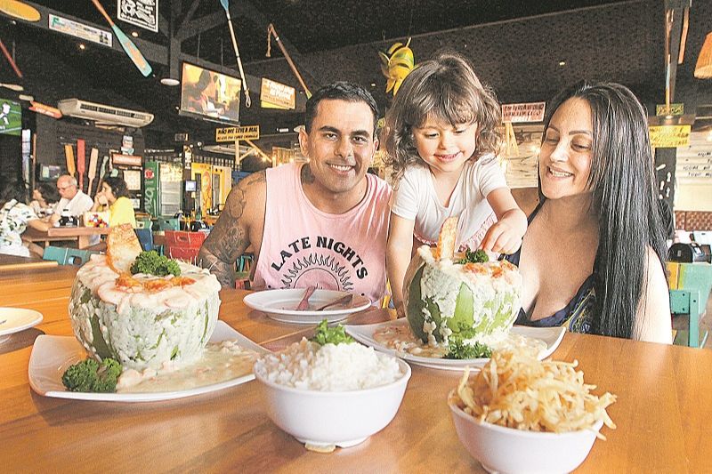 João Raphael e Luana anteciparam a comemoração e levaram a filha Laura, de 2 anos, ao restaurante no sábado (Foto: Beto Morais/AT)