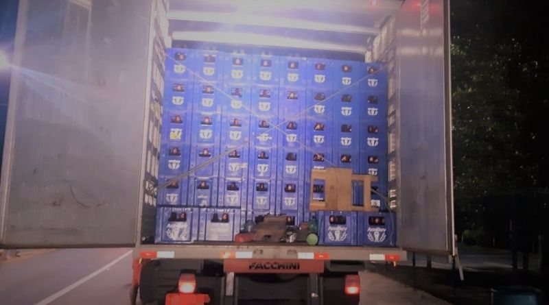 Mais de 10 mil litros de cerveja foram apreendidos na noite desta segunda-feira (03), durante uma fiscalização no km 152 da BR 101, em Linhares (Foto: Divulgação/ PRF)