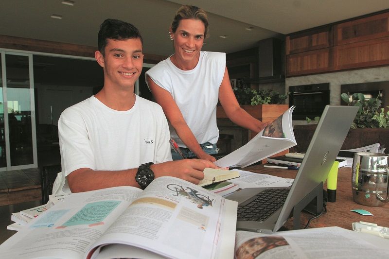 Carolina Werneck Araújo com o filho João Marcelo, 16 anos: a favor do retorno das aulas presenciais. (Foto: Kadidja Fernandes/AT)