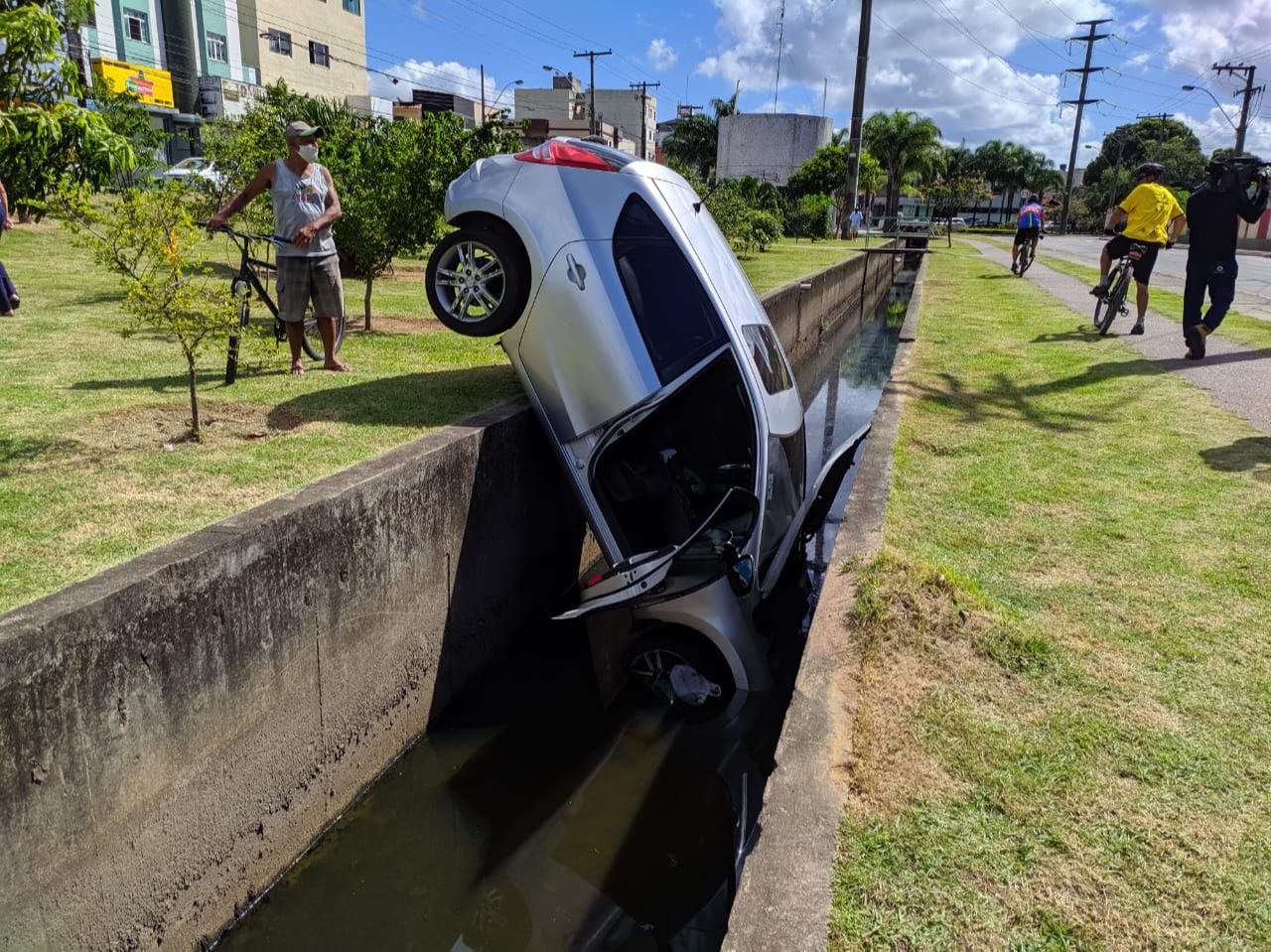 Enquanto a viatura estava com o motorista, os policiais foram avisados do acidente em Santa Mônica (Foto: Júlia Afonso)