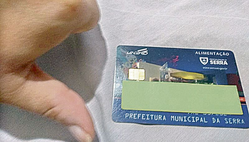Servidora mostra o cartão alimentação após ir a vários supermercados e não conseguir fazer suas compras (Foto: Divulgação)