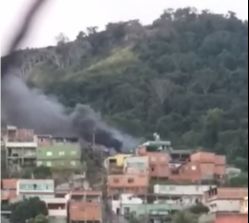 Criminosos colocaram fogo em casa (Foto: Enviada por WhatsApp)