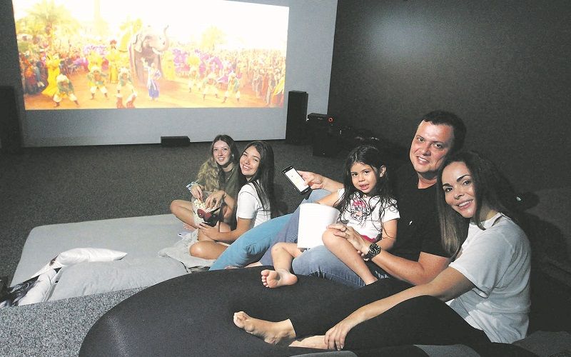 Na casa dos empresários Tatiane Gomes e Renato Dias, a sala de cinema, controlada pelo celular, é garantia de diversão para toda a família (Foto: Leone Iglesias/AT)