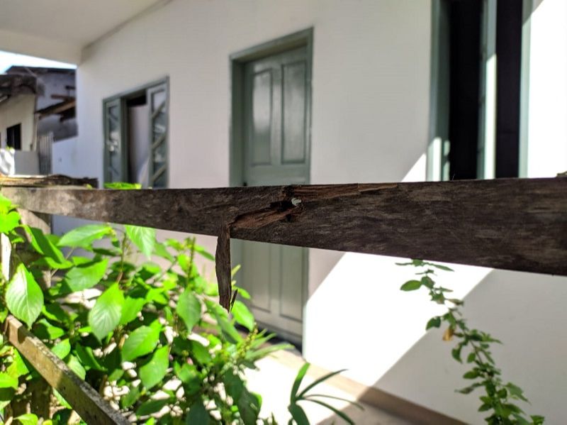Marca de tiro, em um dos quintais invadidos por bandidos (Foto: Júlia Afonso/AT)