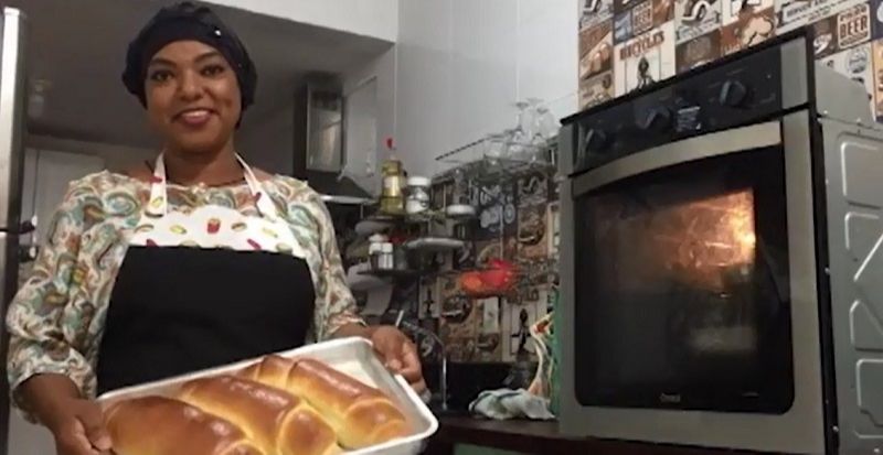 A professora Luciene Alvarintho Almeida passou a fazer pães caseiros depois da pandemia. (Foto: Reprodução/TV Tribuna)
