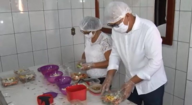 Pedro e a esposa Célia apostaram no preparo de saladas para garantir a renda da família. (Foto: Reprodução/TV Tribuna)