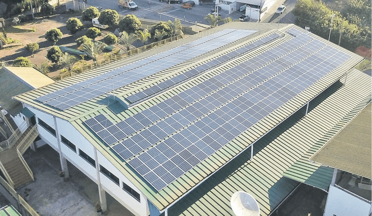Cobertura do Maanaim de João Monlevade, Minas Gerais, com os painéis usados para gerar energia
