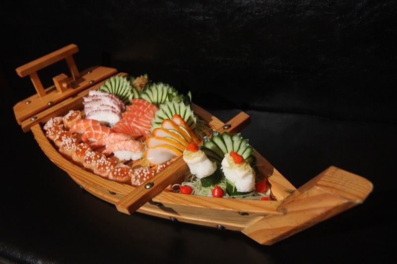 Convento da Penha vem com sushi de vieiras com ovas de masago, de sabor bem delicado, sashimis de haddock, salmão e polvo, sushis de camarão e de salmão e hot crocs. (Foto: Beto Morais/AT)