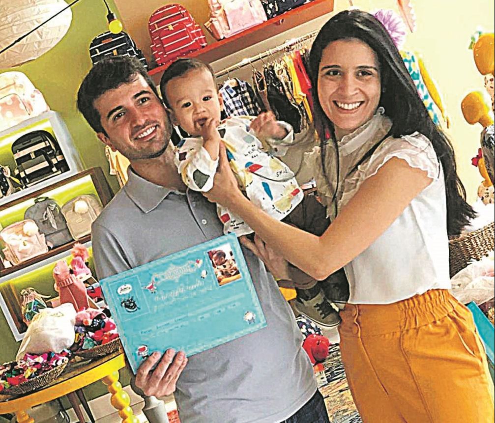 O fisioterapeuta Igor Lorentz, 37, e a pediatra Mayana Andrade Lorentz, 33, guardam a lembrança do filho (Foto: Acervo pessoal)