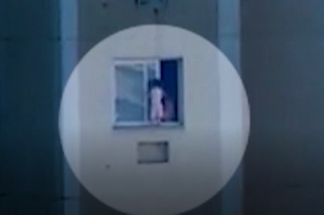 Flagrante foi feito por um trabalhador local (Foto: Reprodução/Record TV Rio)