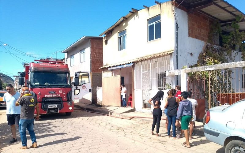Elas brincavam com fósforos quando por acidente um deles teria caído e provocado incêndio, que destruiu o quarto na residência em Guaçuí (Foto: Divulgação/ Corpo de Bombeiros)