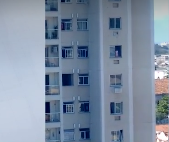 Flagrante feito por um trabalhador local viralizou nas redes sociais e chamou a atenção da polícia que abriu um inquérito para investigar o caso (Foto: Reprodução/Record TV Rio)