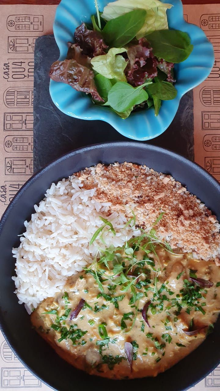 Curry e amendoim da Casa Qu4tro. (Foto: Larissa Baiocco/Divugação)