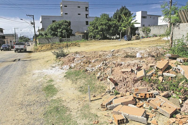 Moradora reclama que o muro da sua casa foi demolido sem aviso antecipado por parte da prefeitura. (Foto: Dayana Souza/AT)