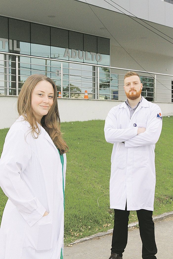 Os médicos Laís Bissoli e Eduardo Gianordoli atuam em hospital da Serra (Foto: Kadidja Fernandes/AT)