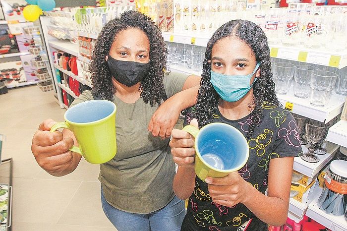 Valdirene e a filha Isabela escolheram canecas entre os presentes que vão dar amanhã. “Ele ama café”, disse a mãe (Foto: Beto Morais/AT)