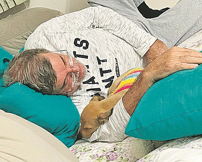 Aos 62 anos, Dionei Kenupp não queria ter cães dentro de casa até a chegada da Cacau, no início de julho. “Foi amor à primeira vista. Ela me conquistou com o companheirismo, a fidelidade e o amor incondicional” (Foto: Acervo pessoal)