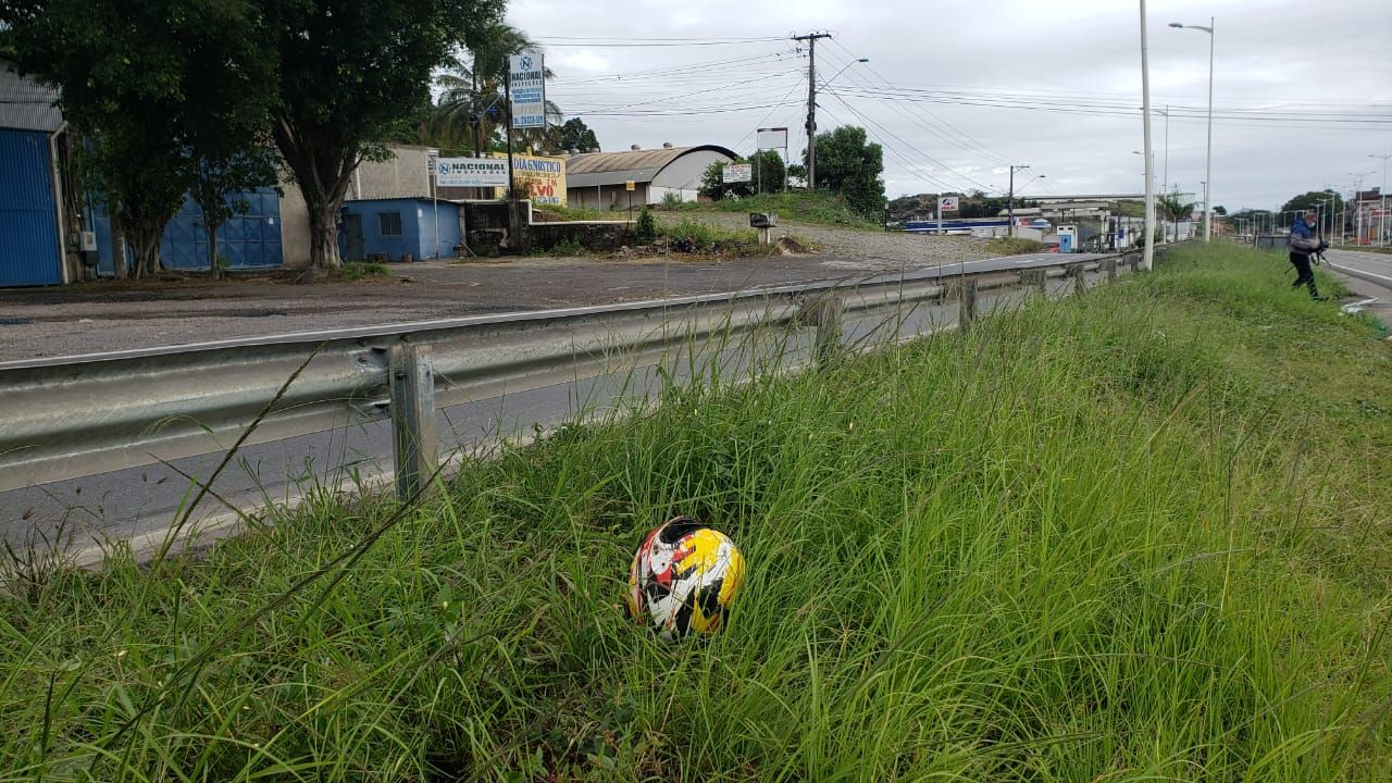 Capacete de uma das vítimas ficou no local do acidente (Foto: Suzy Faria/ TV Tribuna)
