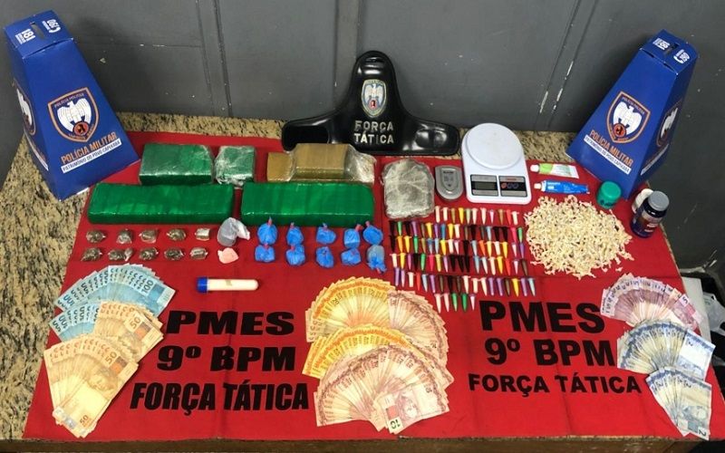 Com a dupla foram encontradas drogas e uma quantia em dinheiro (Foto: Divulgação)