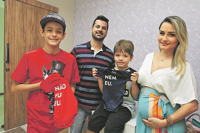 do! Surpresa que veio para somar”, se emociona a empresária Fernanda Lourenço, 36 anos, ao lado do noivo e dos filhos (Foto: Kadidja Fernandes/AT)
